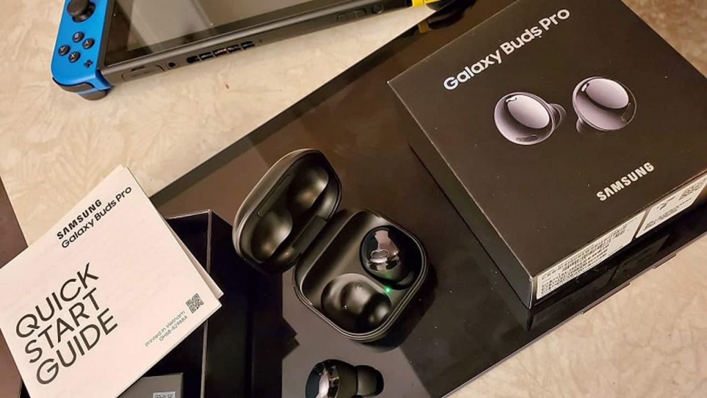 First live images of Samsung Galaxy Buds Pro, charging case, user